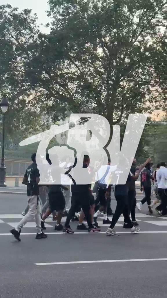 Scènes de liesse dans le métro et place de la Bastille après la victoire du PSG en finale de la Ligue des champions.