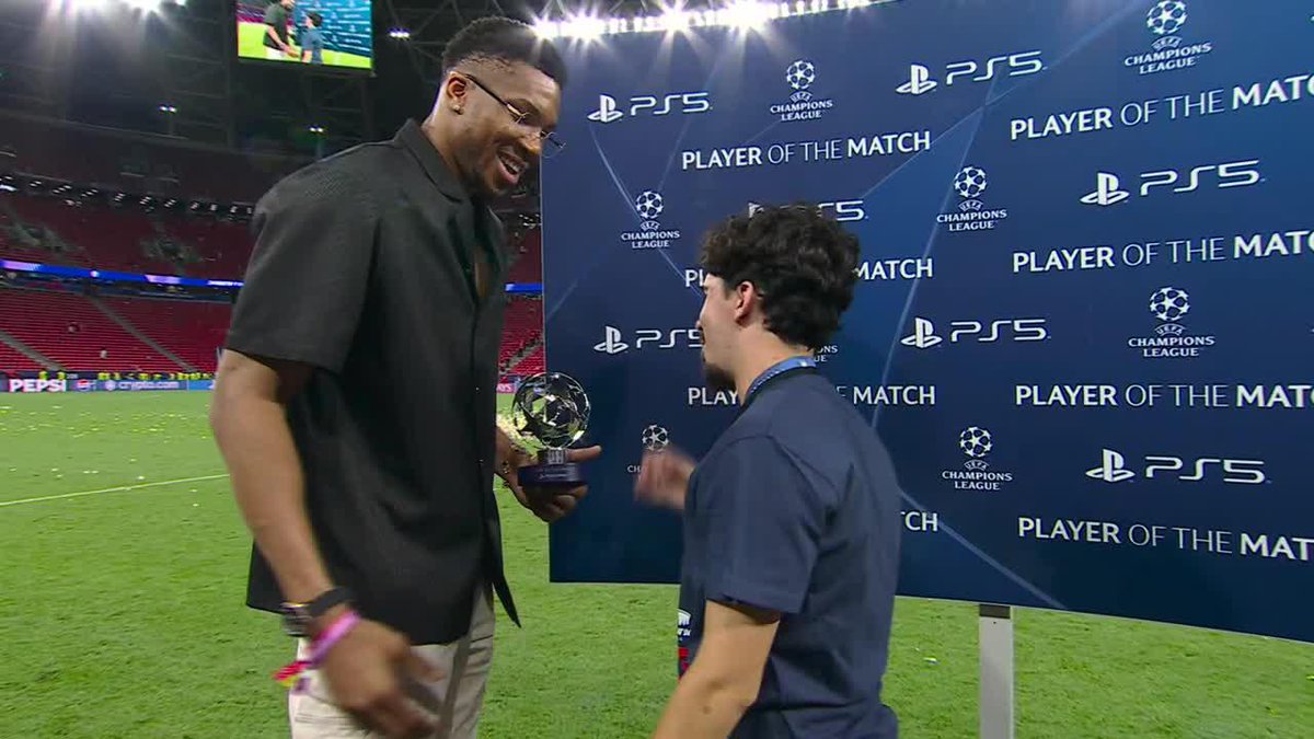 IMPRESIONANTE: el basquetbolista Giannis Antetokounmpo le entregó el premio de mejor jugador del partido a Vitinha pero lo que se robó las miradas fue ¡LA INCREÍBLE DIFERENCIA DE ALTURA ENTRE LOS CRACKS! 📺 La #UCLfinal, por #DisneyPlus Plan Premium