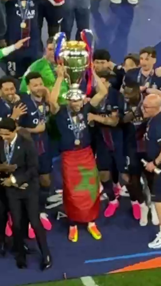Fier de ses racines, Achraf Hakimi soulève la prestigieuse coupe de la Ligue des champions, drapé du drapeau marocain 🇲🇦.