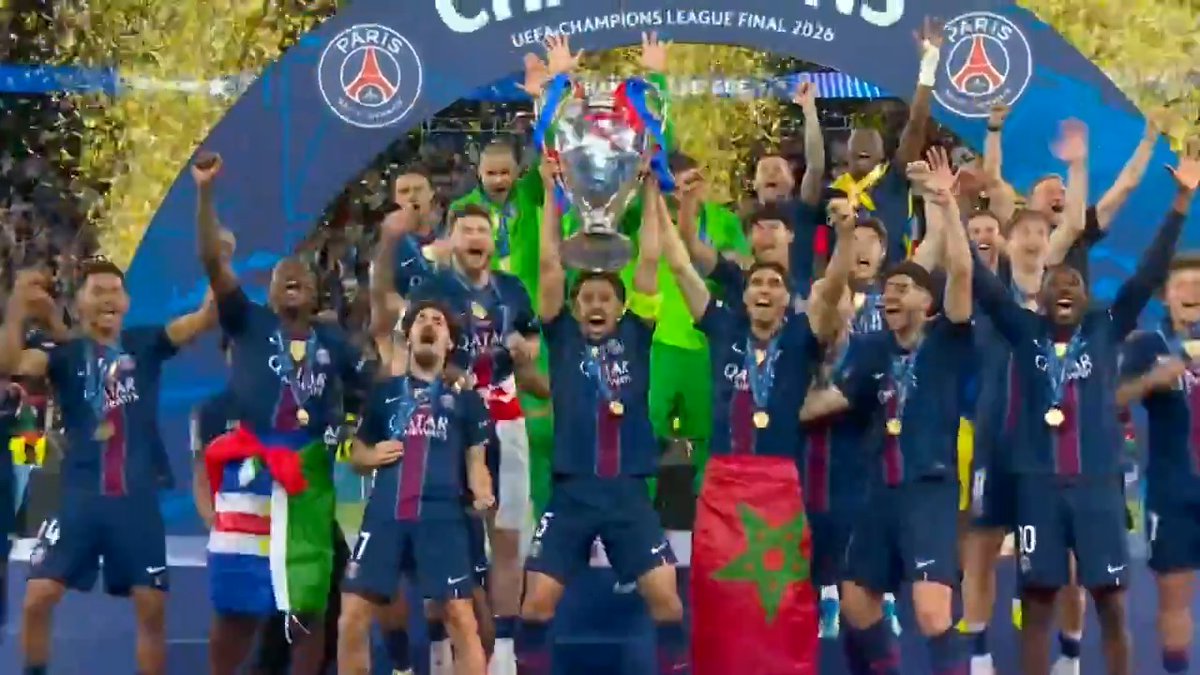 🏆️ 連覇達成!PSGのトロフィーリフト!🏆️ PK戦にまでもつれるアーセナルとのUCL決勝を制し、連覇を達成したパリ・サンジェルマン。 優勝セレモニーでキャプテンのマルキーニョスが高々とビッグイヤーを掲げる! 🎥:WOWOWサッカー