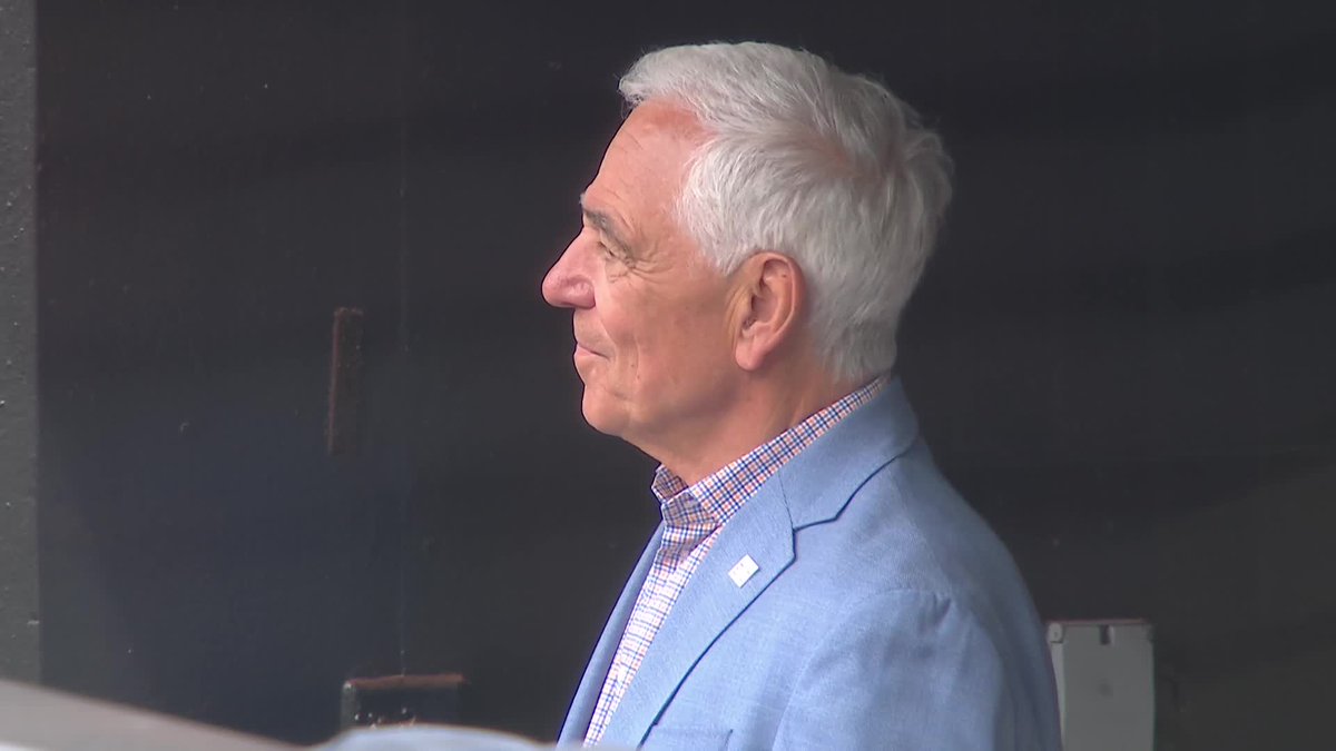 Francisco Lindor greets Bobby Valentine before Valentine's induction into the Mets Hall of Fame 🤝