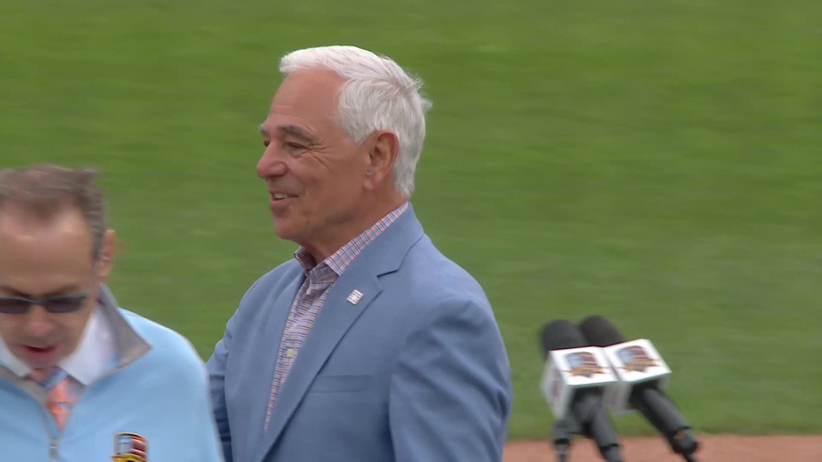 Mike Piazza presents Bobby Valentine with his Mets Hall of Fame plaque