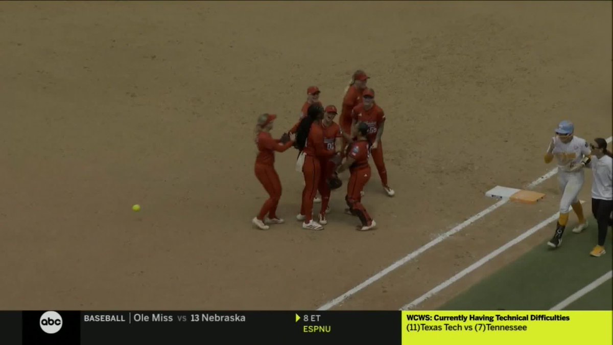 What a catch to get out of the jam 👏 #WCWS x 🎥 ABC / Texas Tech Softball
