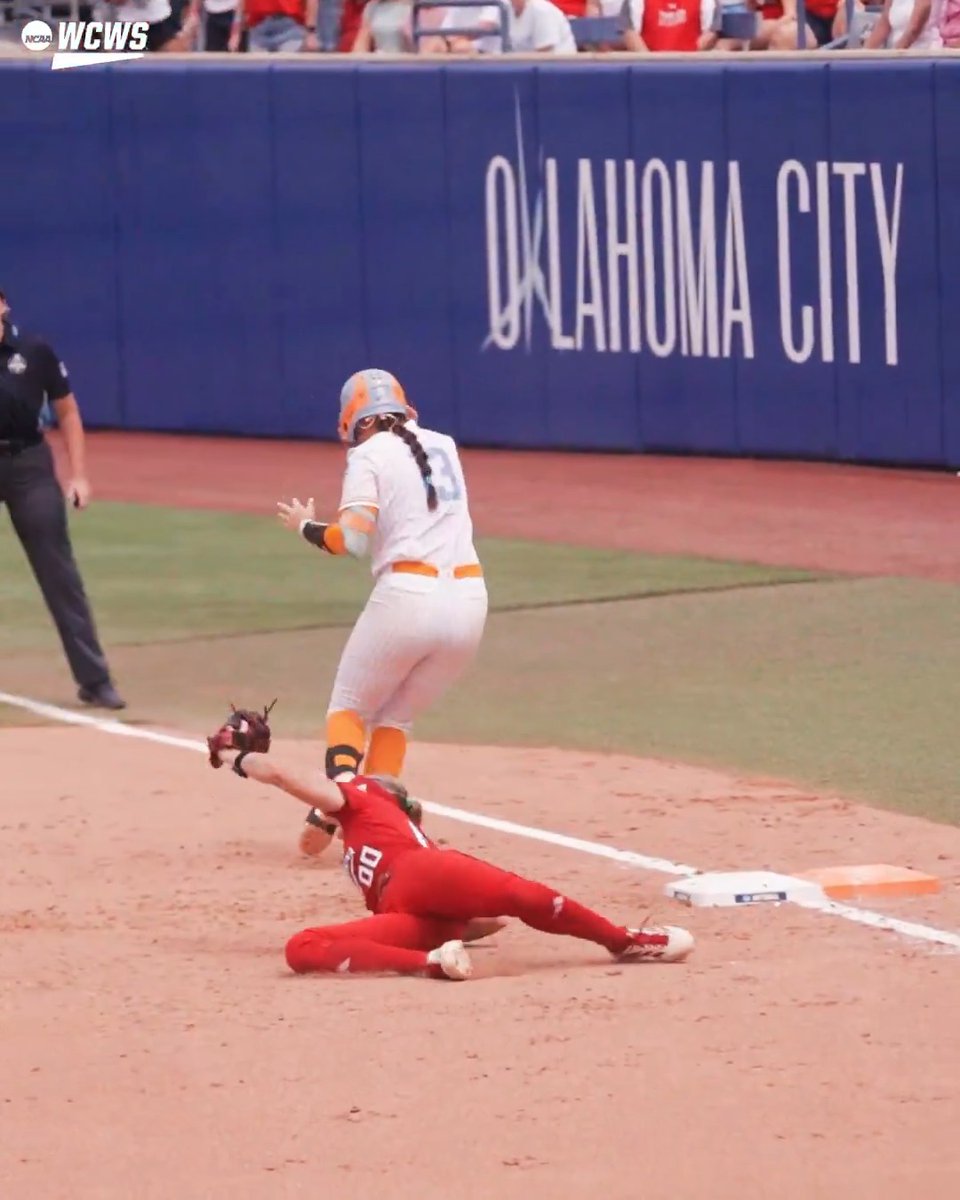 Jackie Lis with a catch you don't want to miss 🤯 📺 ABC #WCWS x Texas Tech Softball