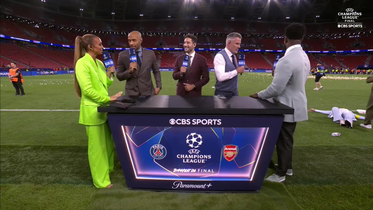 “Who's on the floor there?” 😭😂 Jamie Carragher got caught off guard 😂