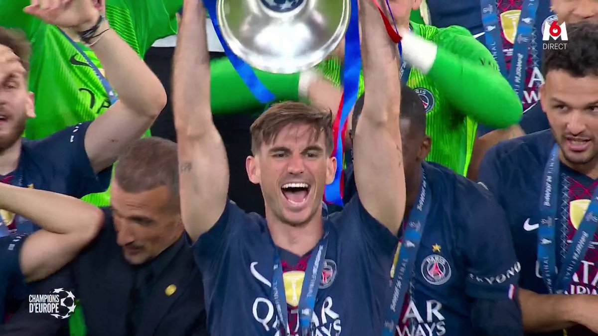 Les joueurs du Qatar Saint Germain portent le maillot de leurs pays d'origines je vois pas le drapeau français 🤔