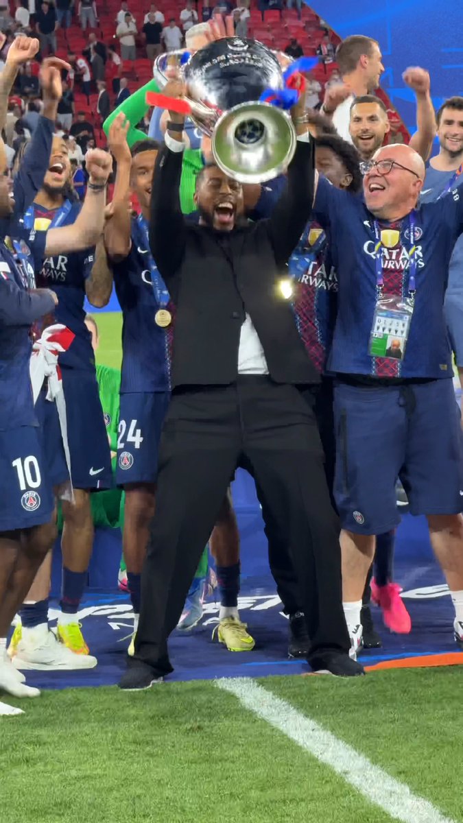 One of their own 🏆 PSG's players made sure club legend Presnel Kimpembe lifted the trophy with the team 🥹🙌