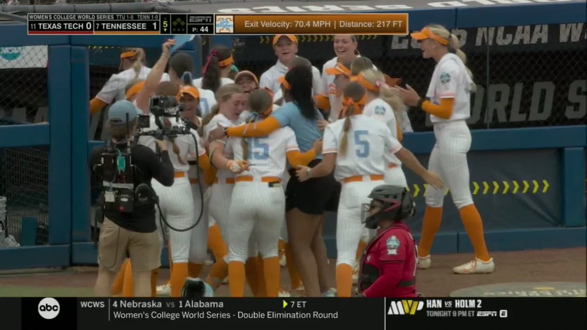 HOLLEY HOMER TO PUT THE LADY VOLS AHEAD 💪 #WCWS x 🎥 ABC / Tennessee Softball