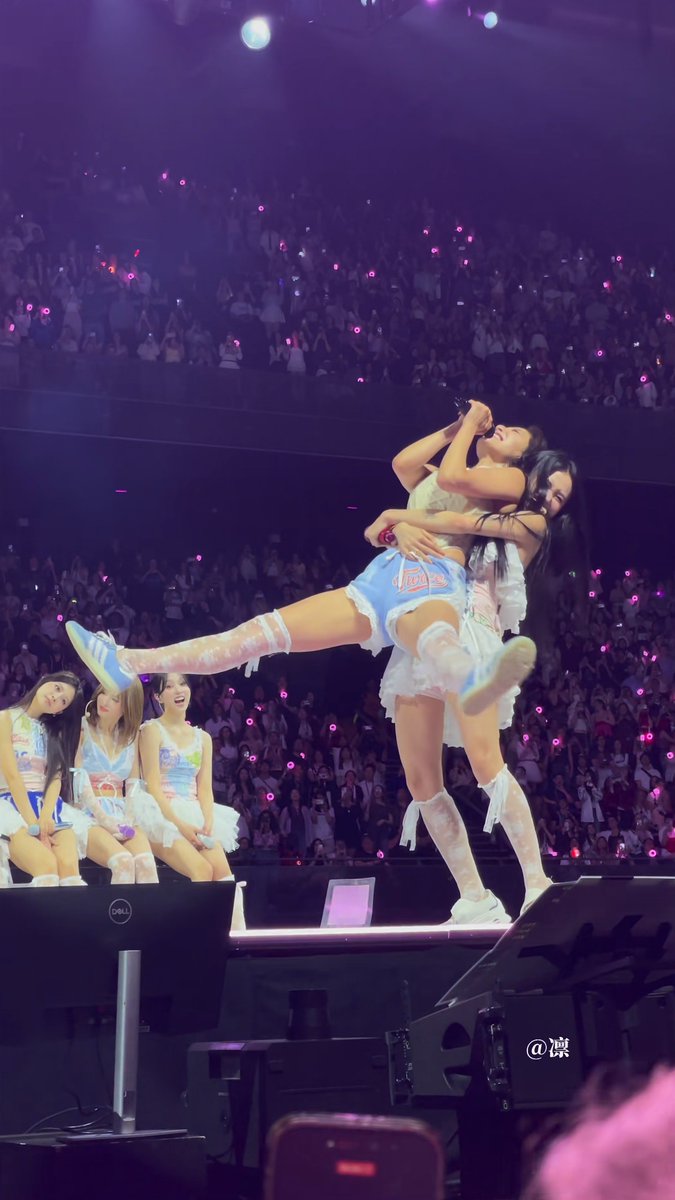 9WICE FAMILY MOMENT WITH CHAEYOUNG PICKING UP JIHYO THIS TIME 😭