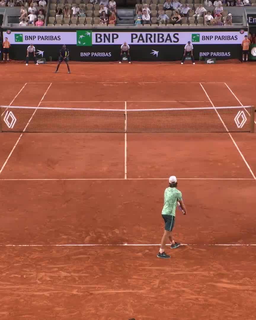 Tiafoe is not done yet 😤 #RolandGarros