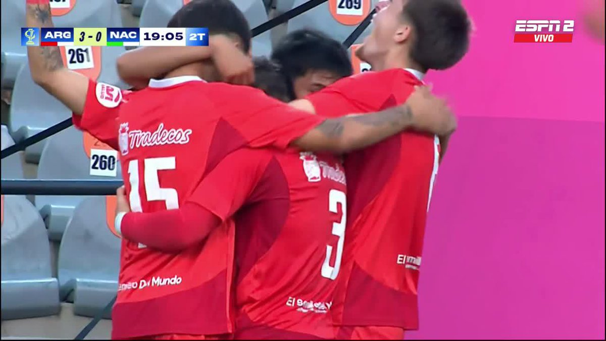 ¡CIERREN EL ATANASIO GIRARDOT! Pirueta y golazo de Pablo Bustamante para marcar el 4-0 de Argentinos contra Atlético Nacional en la final de la Copa Oro de la Copa Imposible. 📺 Mirá la #CopaImposible por #DisneyPlus Plan Premium