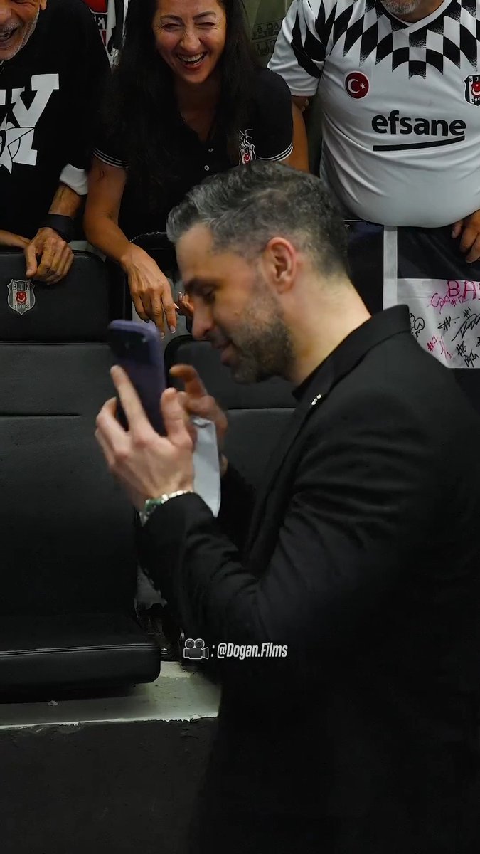 Dusan Alimpijevic, selfie çekmesi için uzatılan telefona arama gelince telefonu açıyor ve konuşuyor 😅