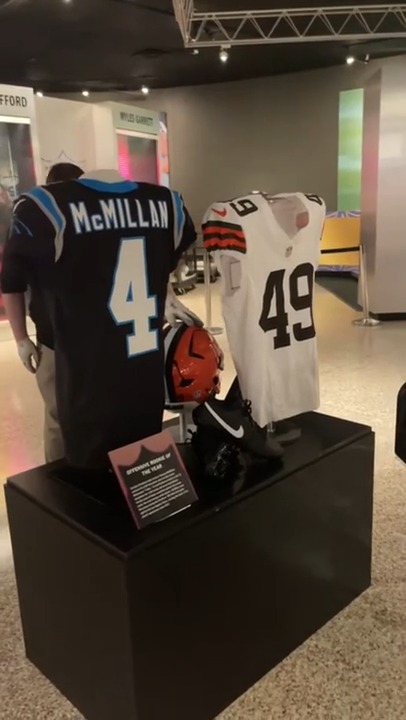 Carson Schwesinger was a powerhouse for the Browns’ defense in the 2025 season. 🐶 Some of the accolades that led to his Defensive Rookie of the Year award were 146 tackles — the most by a Browns rookie since the team's return in 1999 — and two interceptions, which were the most for a Browns rookie since CB Denzel Ward recorded three in 2018. 🥶 Carson Schwesinger Cleveland Browns UCLA Football NFL #DROY #CarsonSchwesinger #NFL #browns #nflhonors
