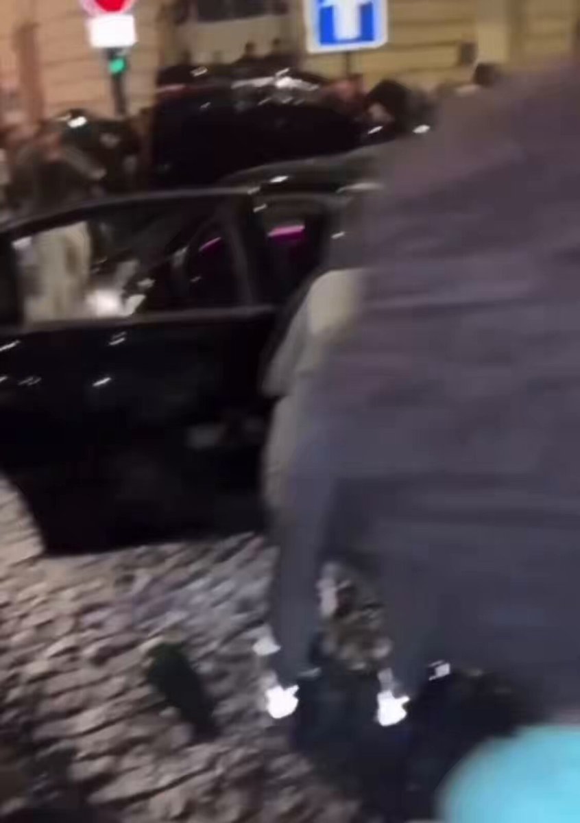 في باريس بعض المهاجرين انقضوا على سيارة و افرغوا ما في داخلهم من كره و حقد و غضب! لست افهم ، من اين لهم بهذا الحقد كله على من اواهم و امنهم و اطعمهم و علمهم و عالجهم و منحهم جنسية و وطن!؟؟؟ ……