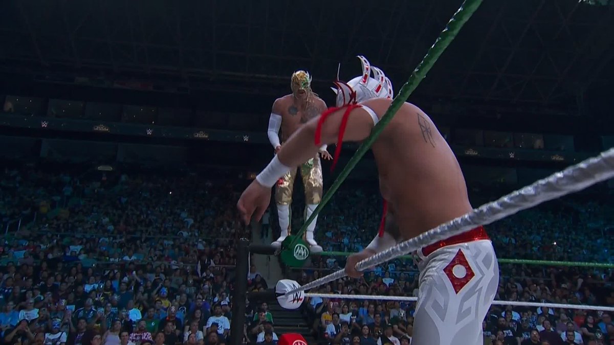 An INSANE start to this match!!! 💨 #AAANocheDeLosGrandes Laredokingpro | REY FENIX WWE ▶️