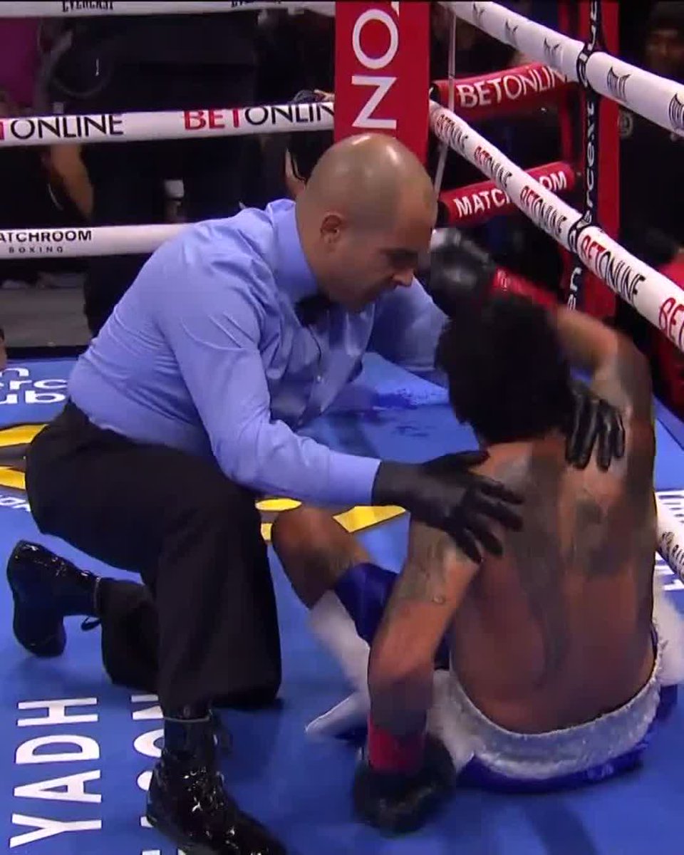 Massive right hand by Charlie Sheehy to end it in the 9th 👊