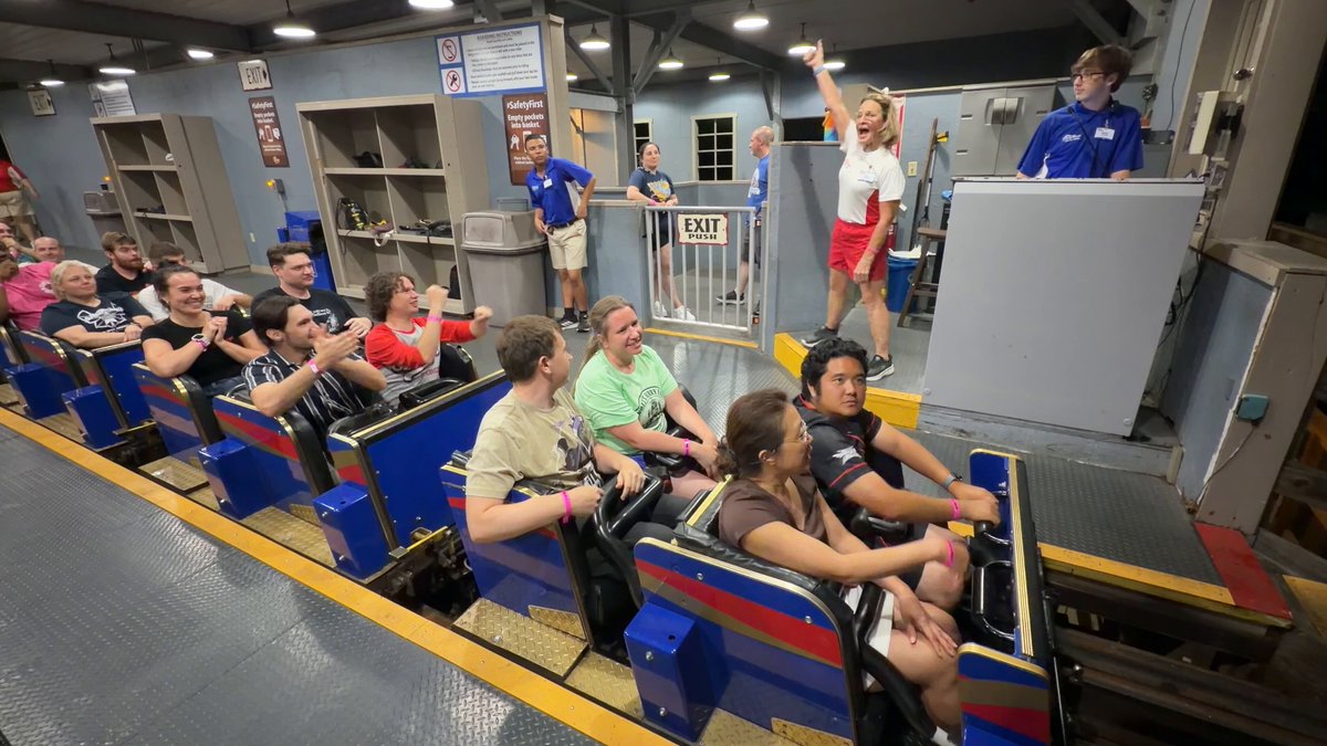 ROW ROW ROW! The energy for trimless (no brakes) night rides on VOYAGE at Holiday World is off the charts. This only happens at their Holiwood Nights event once a year. 🎢🙌