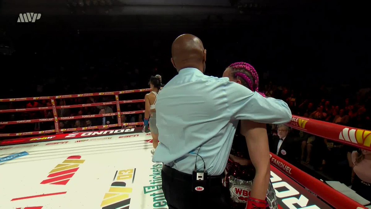 Amanda Serrano stops Cheyenne Hanson in Round 2 to record her 32nd career KO, tying Christy Martin for the most knockouts in women's boxing history. 💥