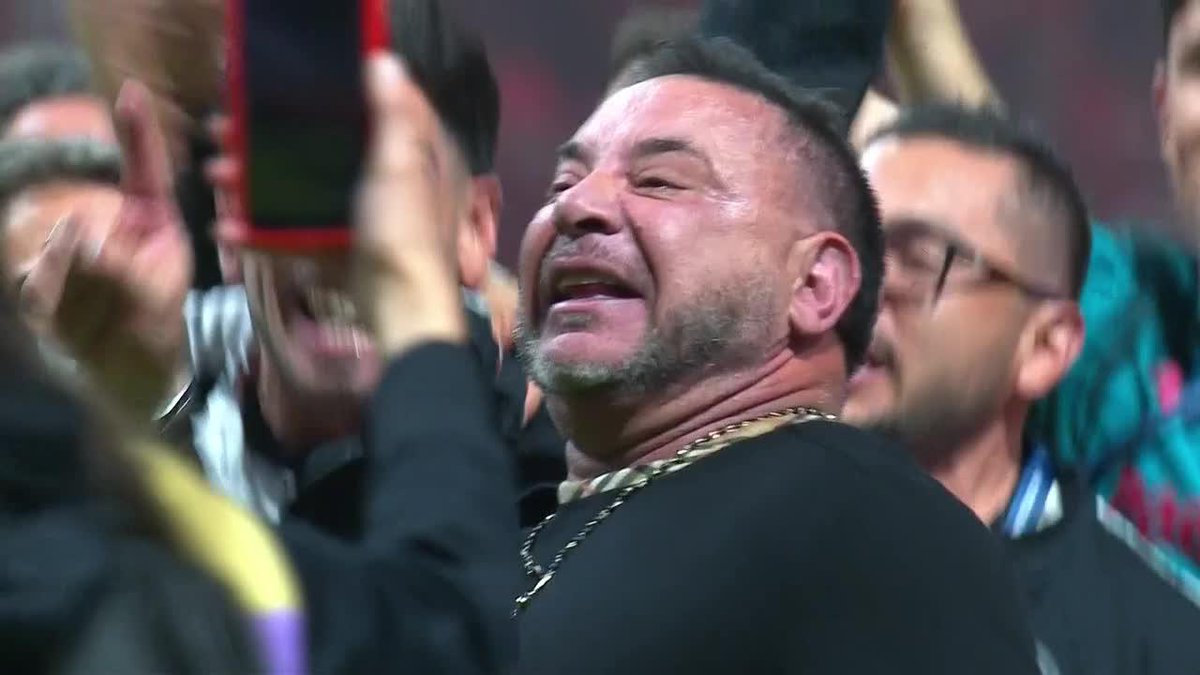 LAS DOS CARAS DE LA MONEDA: por un lado, Guido Pizarro serio tras quedarse a la puerta de su primer título como DT, y por el otro, ¡EL TURCO MOHAMED SALTANDO CON SUS JUGADORES! 📺 #DisneyPlus Plan Premium