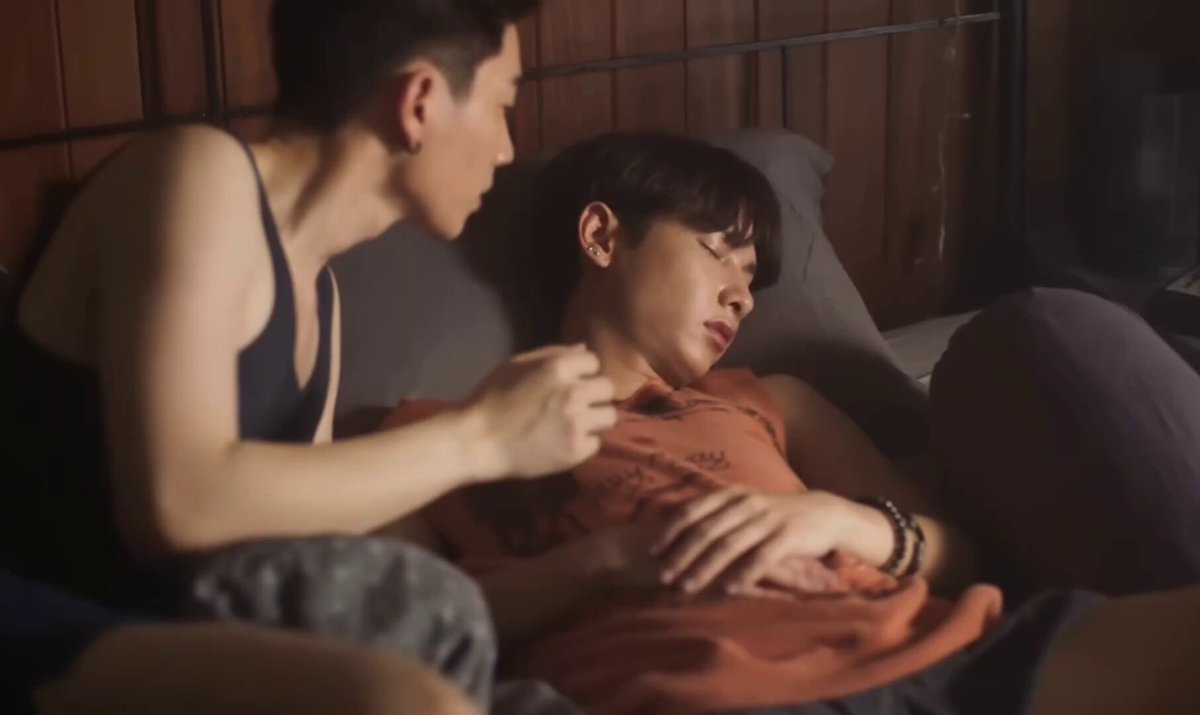 นอกจากพี่เจน พี่ก่อแล้ว พี่ฌอนก็อยู่ในใจเสมอ รักเมียหลงเมียมาก ขนาดยังไม่ได้คบ ตอนหลับมาแอบจับผม จับจมูก จับปาก ลูบไล้ตามตัวเค้า โอ๊ยย ฉากนี้ไม่มีอะไรเลยแต่ดูละใจหวิวสุดๆ งานพี่นุชี่ขึ้นหิ้งเสมอ นัมเบอร์วัน!! #ออฟกัน #OffGun