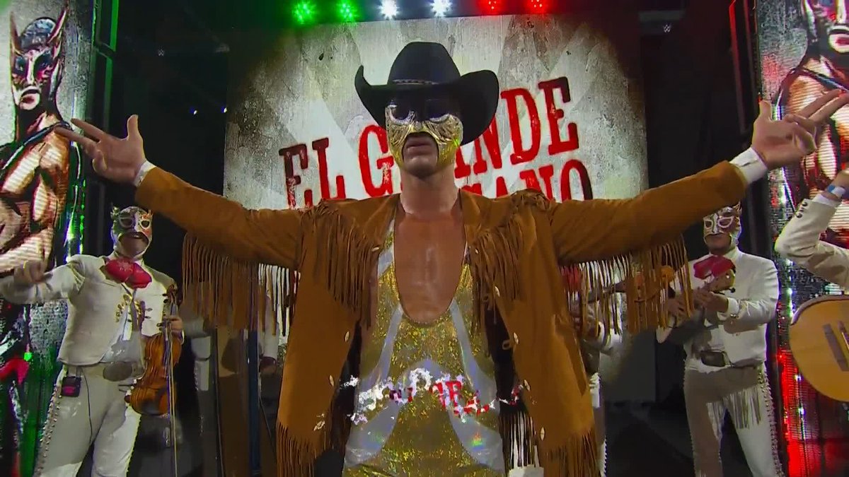 El Grande Americano y Rey de Reyes llega con una gran ovación y con el respaldo de todo México a #AAANocheDeLosGrandes 🫶