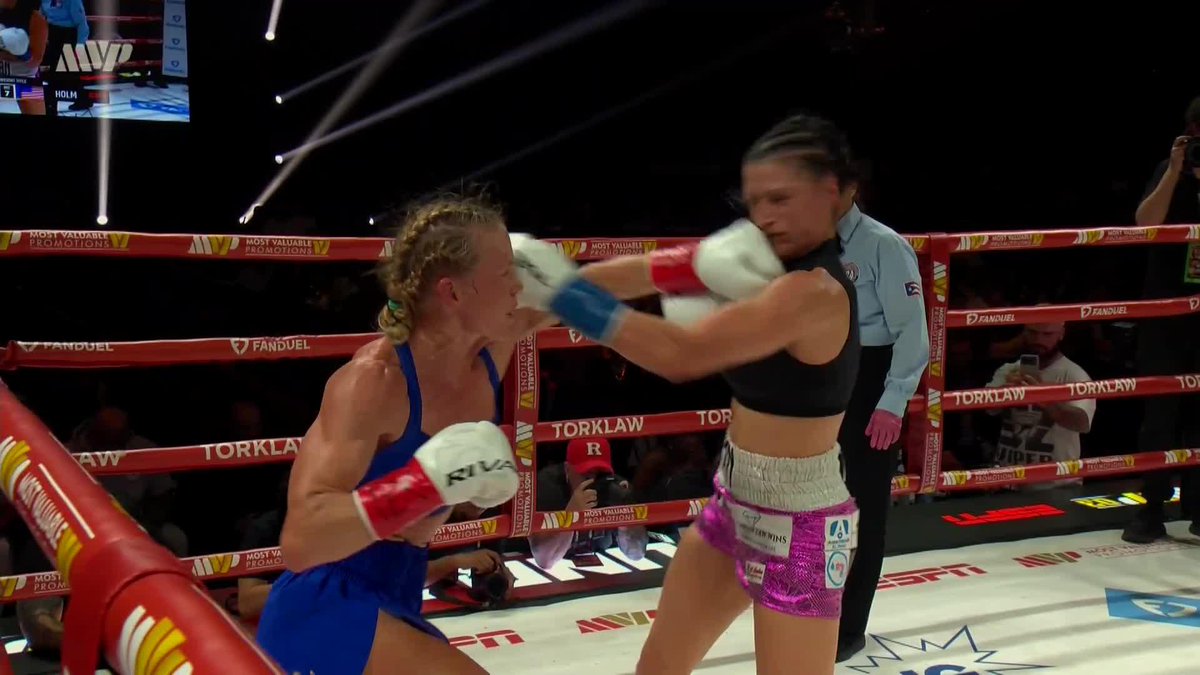 Holly Holm is looking good so far through 8 rounds 👀 #MVPW03