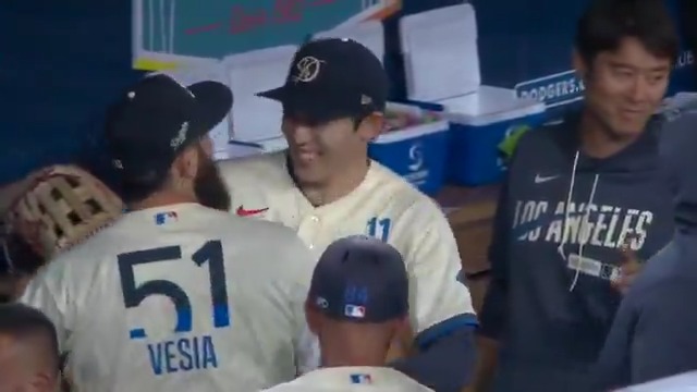 佐々木朗希、ベンチでベシアと抱き合う👏 最高の投球を見せた佐々木朗希 満塁ピンチを見事無失点に抑えたベシア 🎥Los Angeles Dodgers #ドジャース