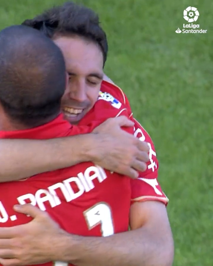 🇪🇸🤯 17 years ago today: Juanfran SAVED Osasuna from relegation! He scored this winning goal against Real Madrid from 30 yards out on the last game of the season. 🔴🔵