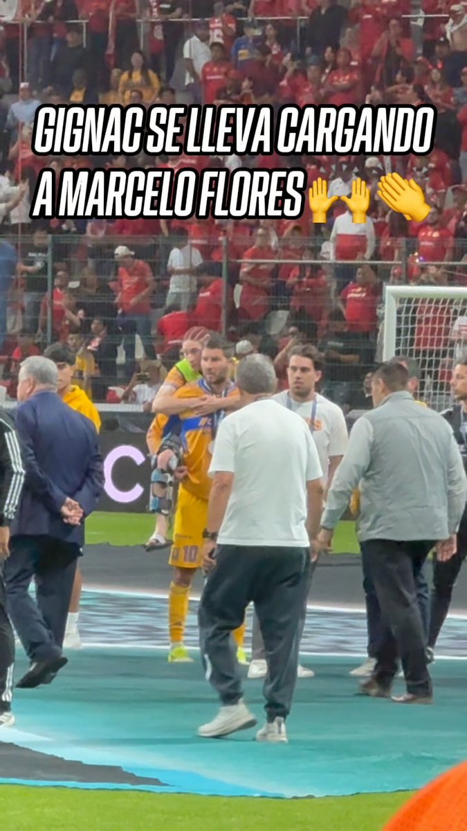 🙌 ¡Gignac y el gesto del día! El francés se va de la final de Concacaf Champions Cup cargando a Marcelo Flores luego de la lesión que sufrió Esta podría ser la última imagen de André-Pierre con la camiseta de Tigres y sin duda será INCOMPARABLE 👏👏👏