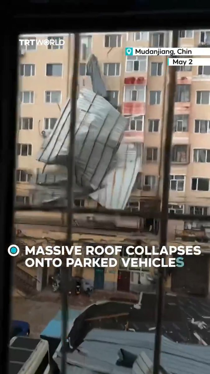🇨🇳 | Vientos fuertes arrancaron parte de una estructura de tejado de un edificio de gran altura en Mudanjiang, provincia de Heilongjiang, China, enviando grandes láminas de metal cayendo estrepitosamente sobre vehículos estacionados abajo.