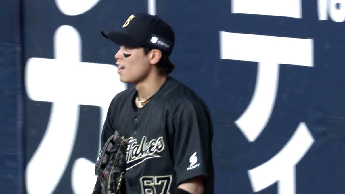 最終盤にビッグプレーだ #中川圭太🙌🙌 頭上を襲う大飛球にフェンスをよじ登るようにしてキャッチ🪽 捕球できなければピンチが広がる場面を防いでみせた👏 #Bs2026 #ベースボールLIVE で配信中[初月無料]