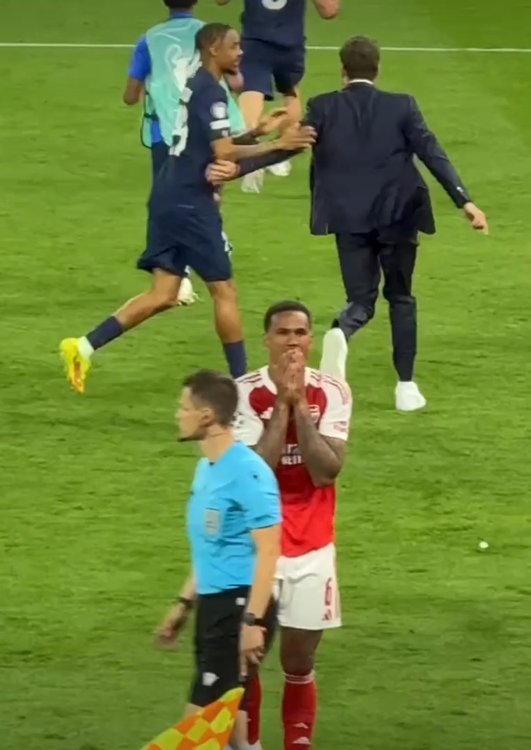 Last night’s game honestly had me on the edge of my seat, but seeing this clip afterwards was football at its most human 🥺 Gabriel Magalhães was in bits after his penalty miss cost Arsenal the Champions League, but Marquinhos went straight over to comfort him. That reaction said so much… Marquinhos knows that pain himself from missing in Brazil’s shootout defeat in Qatar - he's all too familiar with how heavy that walk back feels 😔 In that moment, was one Brazil teammate recognising the heartbreak another was carrying. And with the World Cup coming, that kind of bond can matter just as much as the talent on the pitch 🇧🇷 Proper sportsmanship 🧡 (🎥: sportbible)