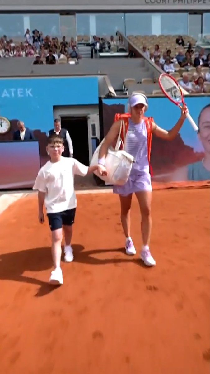 Four-time champion Iga Swiatek walks out onto Philippe-Chatrier on her birthday to face Marta Kostyuk at Roland-Garros 👋