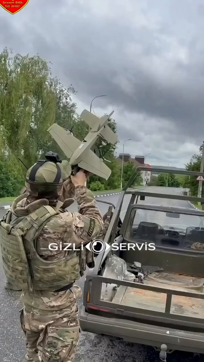 Rusya, elde taşınabilen kompakt anti-drone sistemi “Yolka”yı sahada daha yaygın kullanmaya başladı. İlk kez 2025 Moskova Zafer Günü geçidinde dikkat çeken sistem, artık cephede aktif olarak görüntüleniyor.