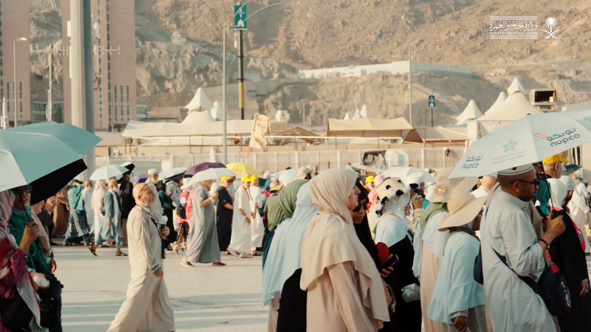 في رحلةٍ تتجه فيها القلوب إلى الله.. كانت العناية تمضي في كل اتجاه: كوادرُ ترشد، وأيدٍ تُساند، وجهودٌ تُبذل؛ لتيسير الرحلة وإثراء تجربة ضيوف الرحمن. #نجاح_موسم_الحج #حج_1447هـ #حياكم_الله