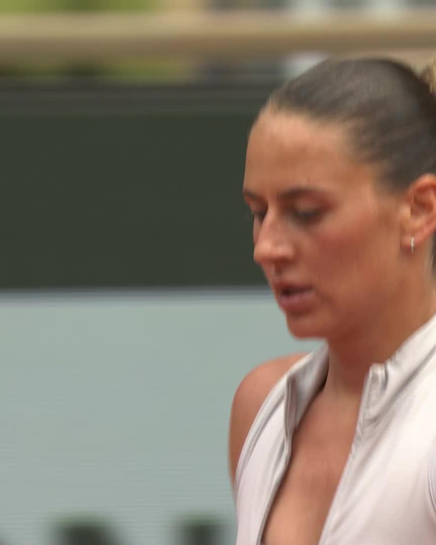Ready to rumble 💪 Marta Kostyuk leads Swiatek 7-5 after the first set. #RolandGarros