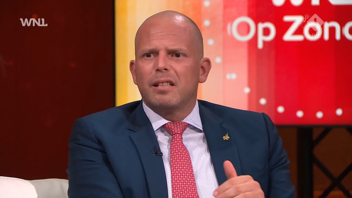 Belgisch defensieminister Theo Francken, in het verleden staatssecretaris van Migratie, slaagde erin de asielinstroom te laten dalen. Hij legt uit wat ze in België anders doen dan in Nederland. "Opvang tijdens je procedure, daarna: trek je plan." #WNL