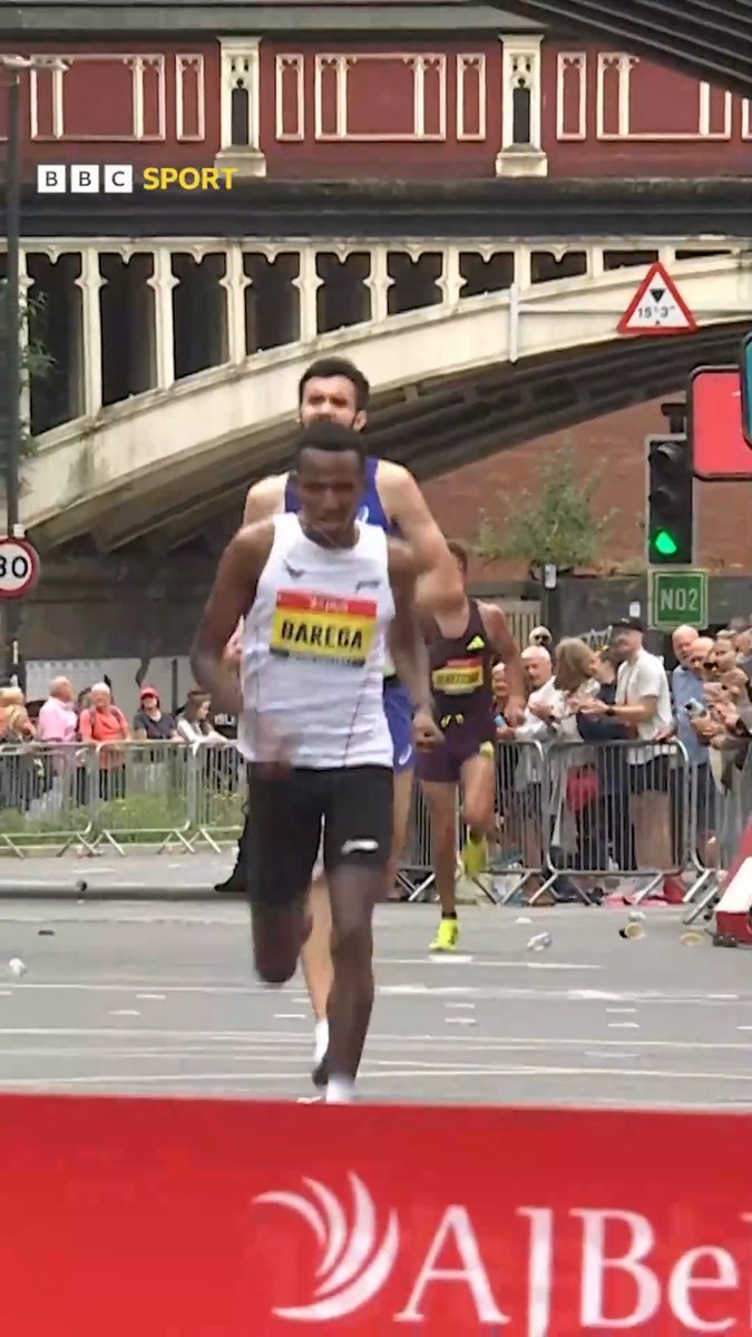 It all came down to the final stretch in the men's elite 10k race at the Great Manchester Run 🏃