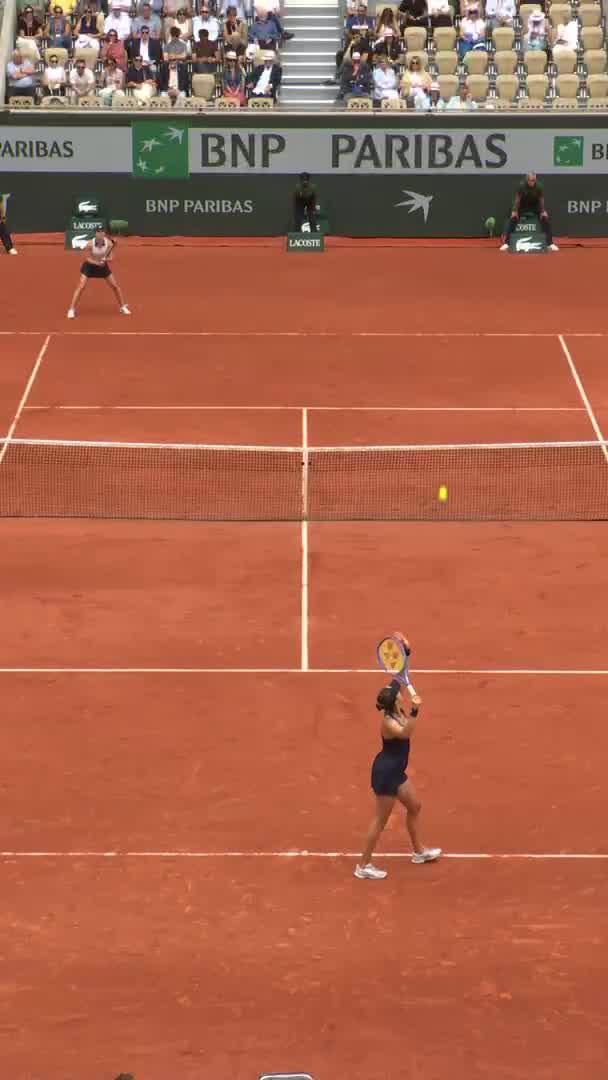 Elina Svitolina playing some tremendous defense against Bencic at Roland Garros She’s always been one of the best movers in tennis Since returning as a mom, she’s still one of the best movers in tennis but more aggressive than ever Deadly combo 🇺🇦😮💨