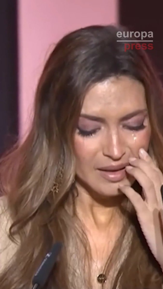 Sara Carbonero recoge emocionada la Medalla de Oro de Castilla-La Mancha y se la dedica a su madre, fallecida recientemente: "Sin ella yo no sería nada"