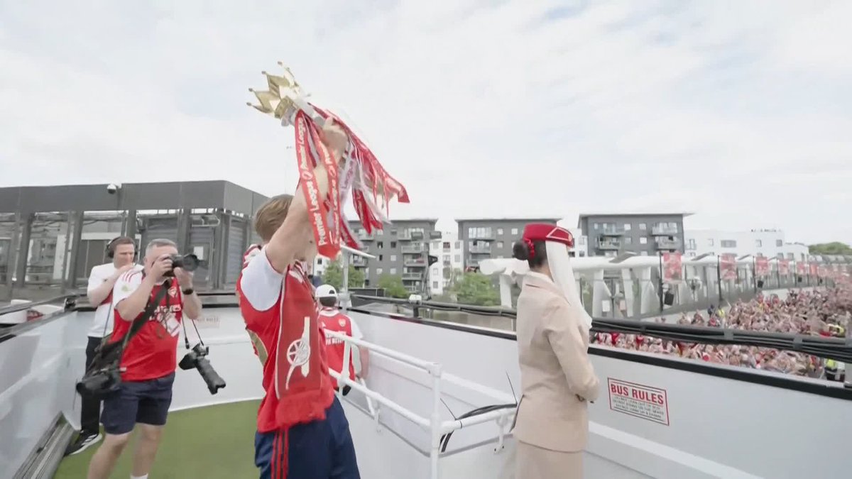 Martin Odegaard appears with the Premier League trophy as the Arsenal players make their way onto the open top bus! 🏆 Watch the Champions Live From N5 parade live on Arsenal club channels.
