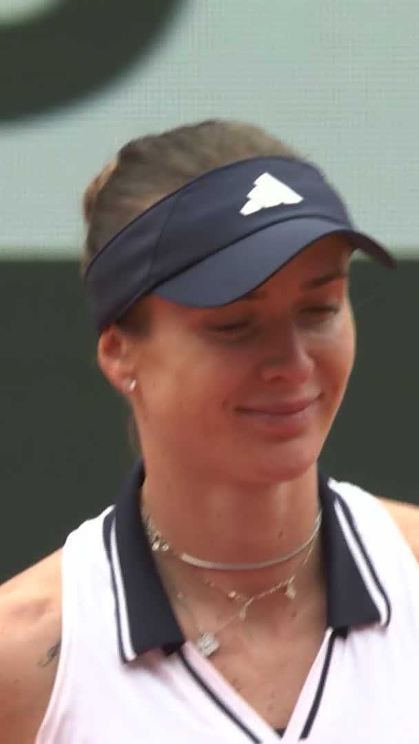 Elina Svitolina’s reaction after beating Bencic to reach her 6th Roland Garros quarterfinal. She ties Mirra Andreeva for most wins on tour this season. Playing with more purpose and belief than ever before. The Grand Slam dream is still alive. 🇺🇦🥹