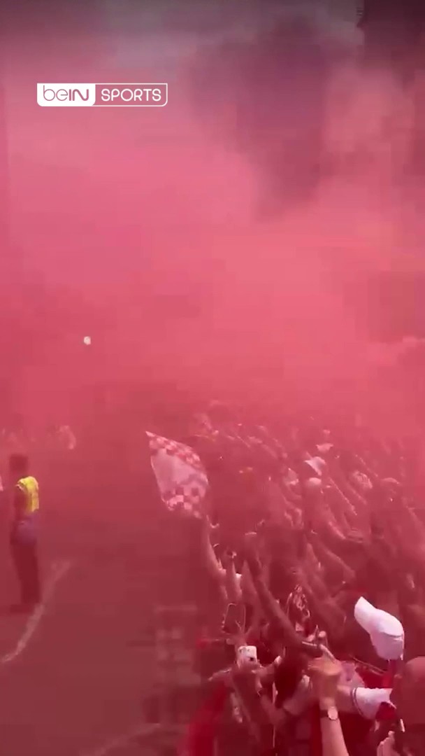 🏆جماهير آرسنال تحتفي بأبطالها 🔴⚪ فريق الرجال بعد التتويج بالدوري الإنجليزي الممتاز، وبلاعبات فريق السيدات بعد الفوز بكأس FIFA للأندية البطلة للسيدات 2026، في موكب الأبطال 🔴⚪ #الدوري_الإنجليزي_الممتاز #PremierLeague