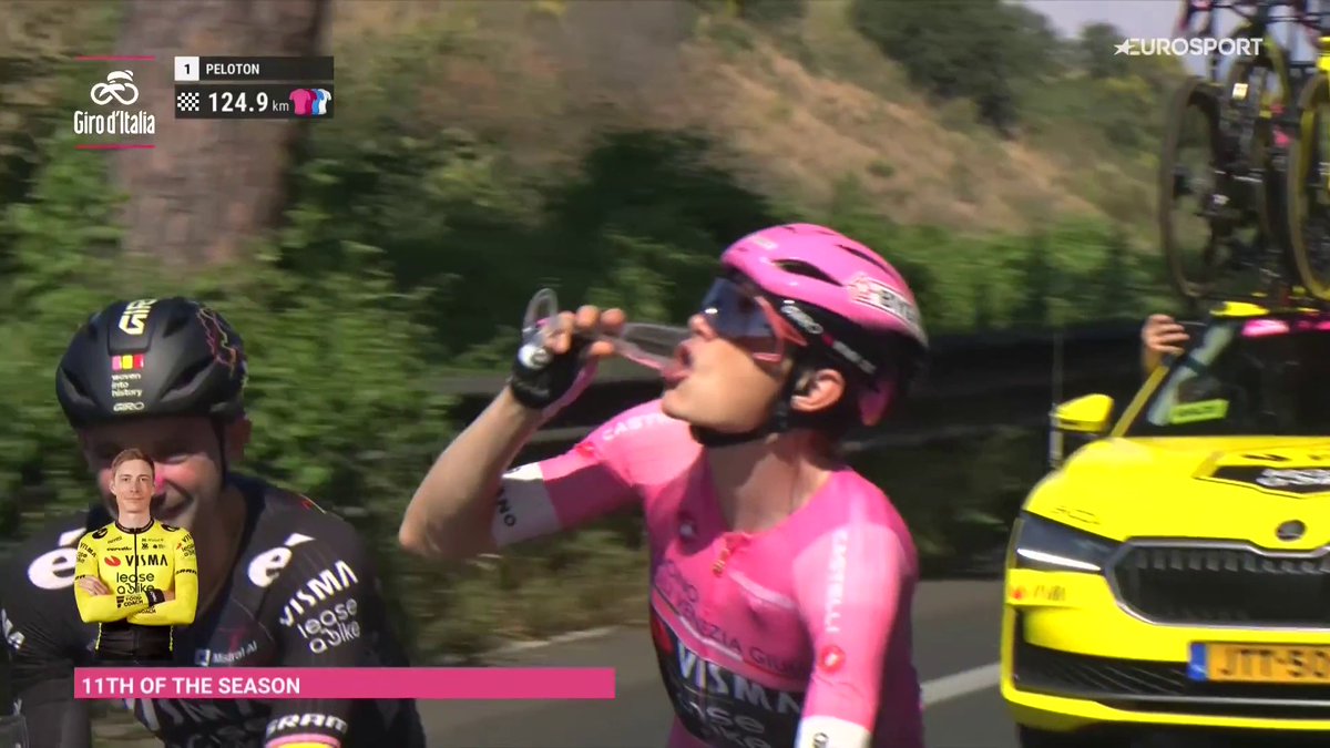 El sabor de la gloria. 🥂 El chinchín de Vingegaard con sus compañeros. #GirodItalia #LaCasadelCiclismo