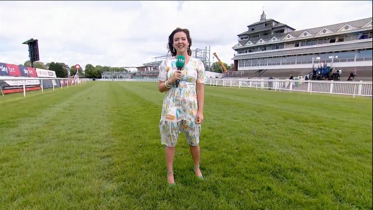 Welcome to Thirsk! Join us live on ITV4 now for your dose of Sunday Series 🐴