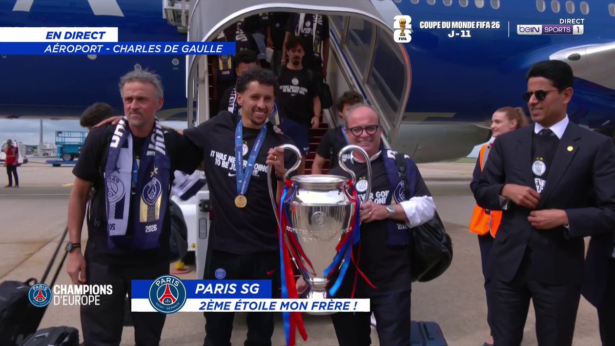 🚨🚨 LES JOUEURS DU PSG DESCENDENT DE L’AVION AVEC LE TROPHÉE DE LA LIGUE DES CHAMPIONS !!!! 🏆❤️💙 La Ligue des Champions est (déjà) DE RETOUR À PARIS. 😁 🎥 beIN SPORTS