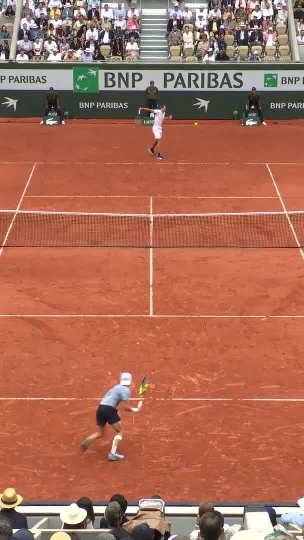 First set, Sascha! 🇩🇪 The No.2 seed makes the first move against lucky loser Jesper de Jong, taking the tiebreak 7-3! Roland-Garros #RolandGarros
