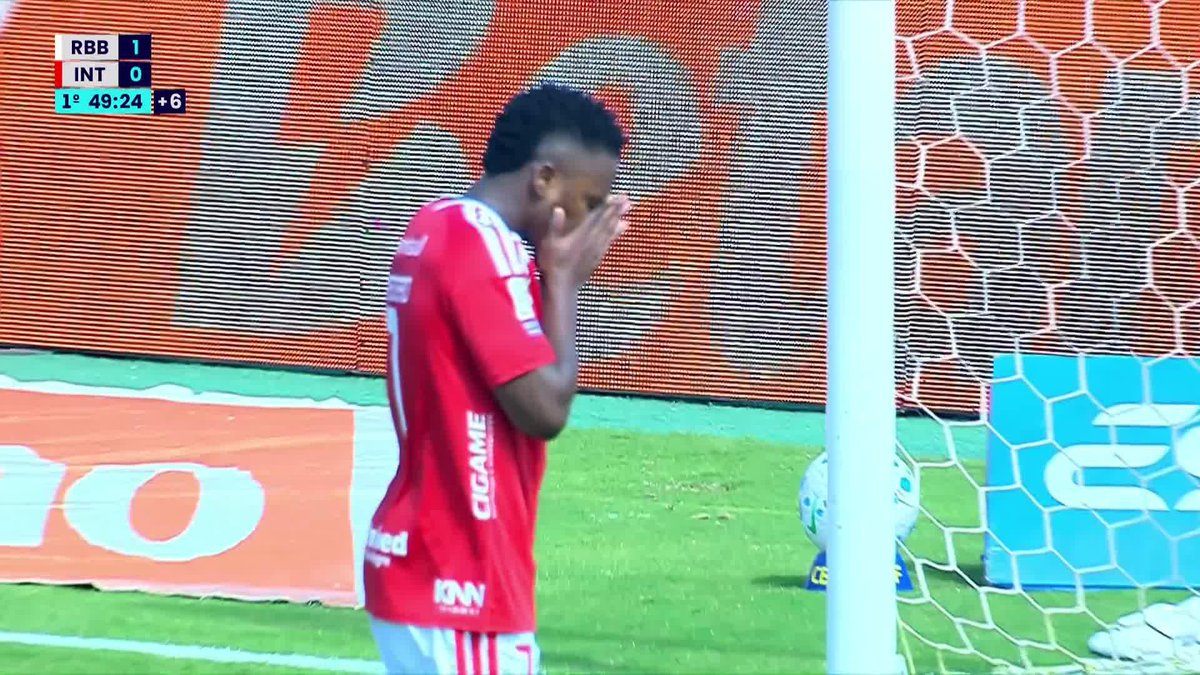 O gol perdido por Carbonero, do Internacional, contra o Red Bull Bragantino. 🎥 Premiere | ge
