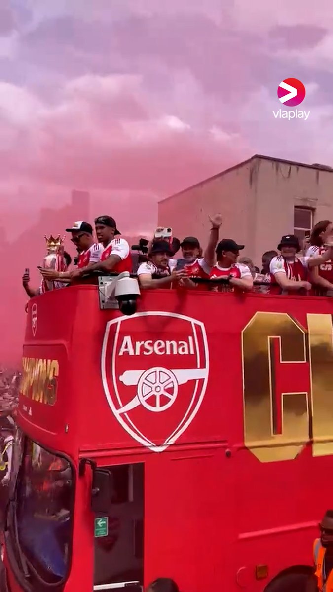 Tusentals fans på plats i London för att hylla Arsenals första Premier League-titel på 22 år 🏆🔴