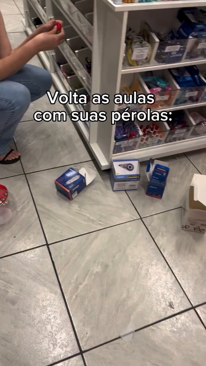🚨ASSISTA: Livraria mostra borrachas em formato de morango mordidas por crianças: “Não é comestível.”